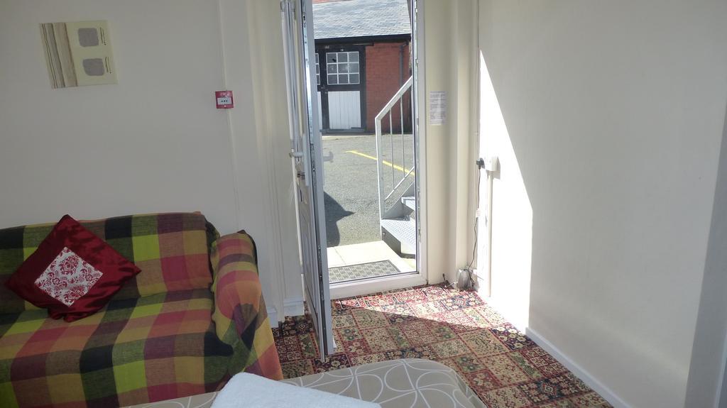 Whitehall Guest House Colwyn Bay Exterior photo